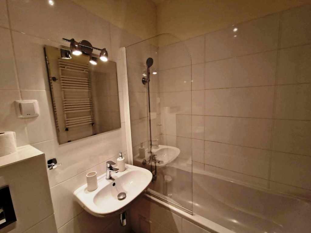 Great Apart Kabaty Warsaw Exterior photo